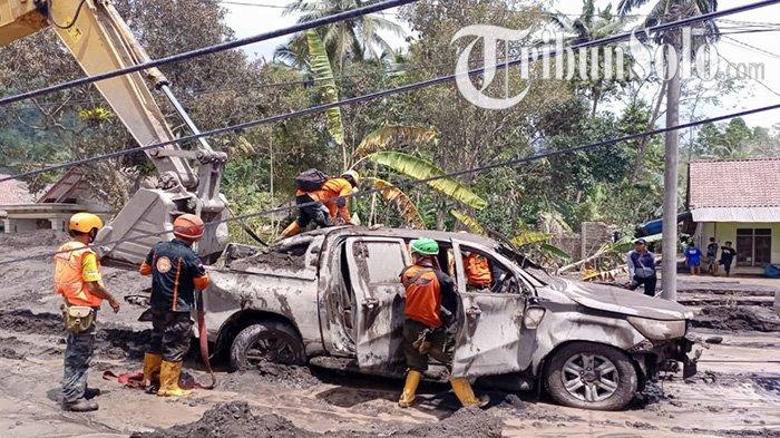 relawan-mengevakuasi-mobil-operasional-sar-uns-setelah-diterjang-banjir-lahar-gunung-semeru.jpg