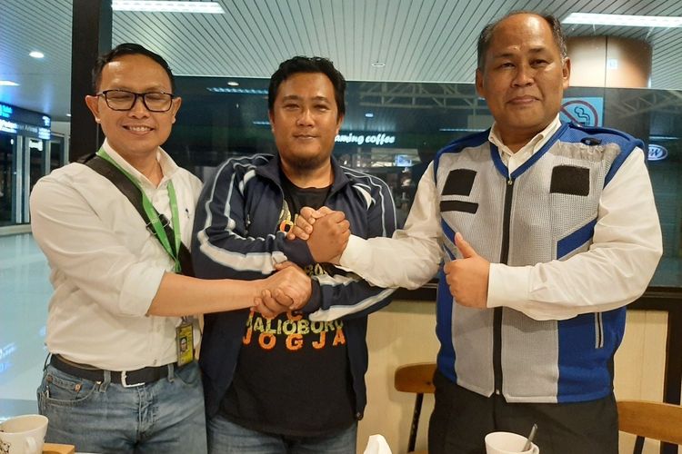 rendy-lesmana-tengah-bersalaman-dengan-pihak-garuda-indonesia.jpg