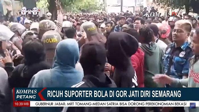 ricuh-suporter-dan-polisi-di-luar-stadion-jatidiri-semarang.jpg