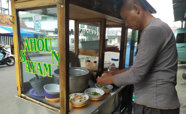 rinto-seorang-penjual-sahoun-ayam-melayani-pembeli-di-depan-hotel-roda-mas-purwokerto.jpg