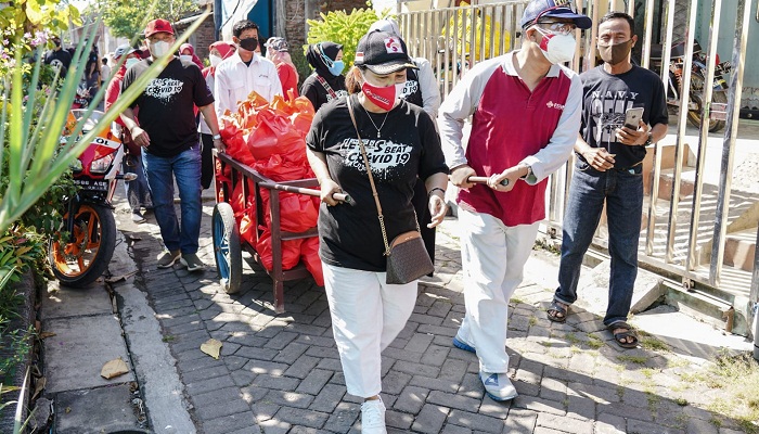 Insentif Cair, Nakes dan Staf RSUD KRMT Wongsonegoro Semarang Bagi-bagi Sembako ke Warga