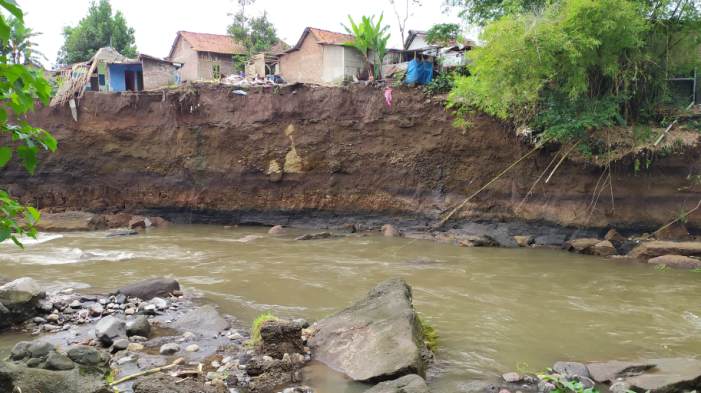 rumah-di-rt-04-rw-04-kelurahan-arcawinangun-purwokerto-terancam-ambrol-digerus-sungai-pelus.jpg