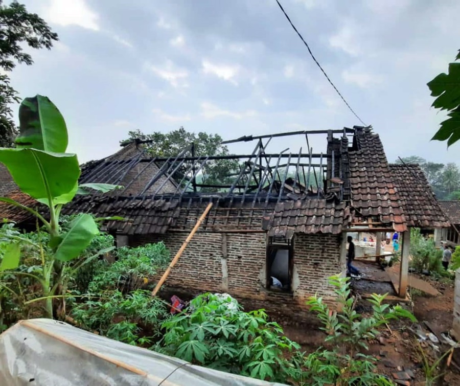 rumah-ludes-terbakar-di-kendal-3.jpg