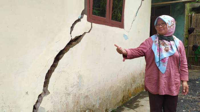 rumah-retak-di-gerumbul-gandusari-desa-cibangkong-pekuncen-banyumas.jpg