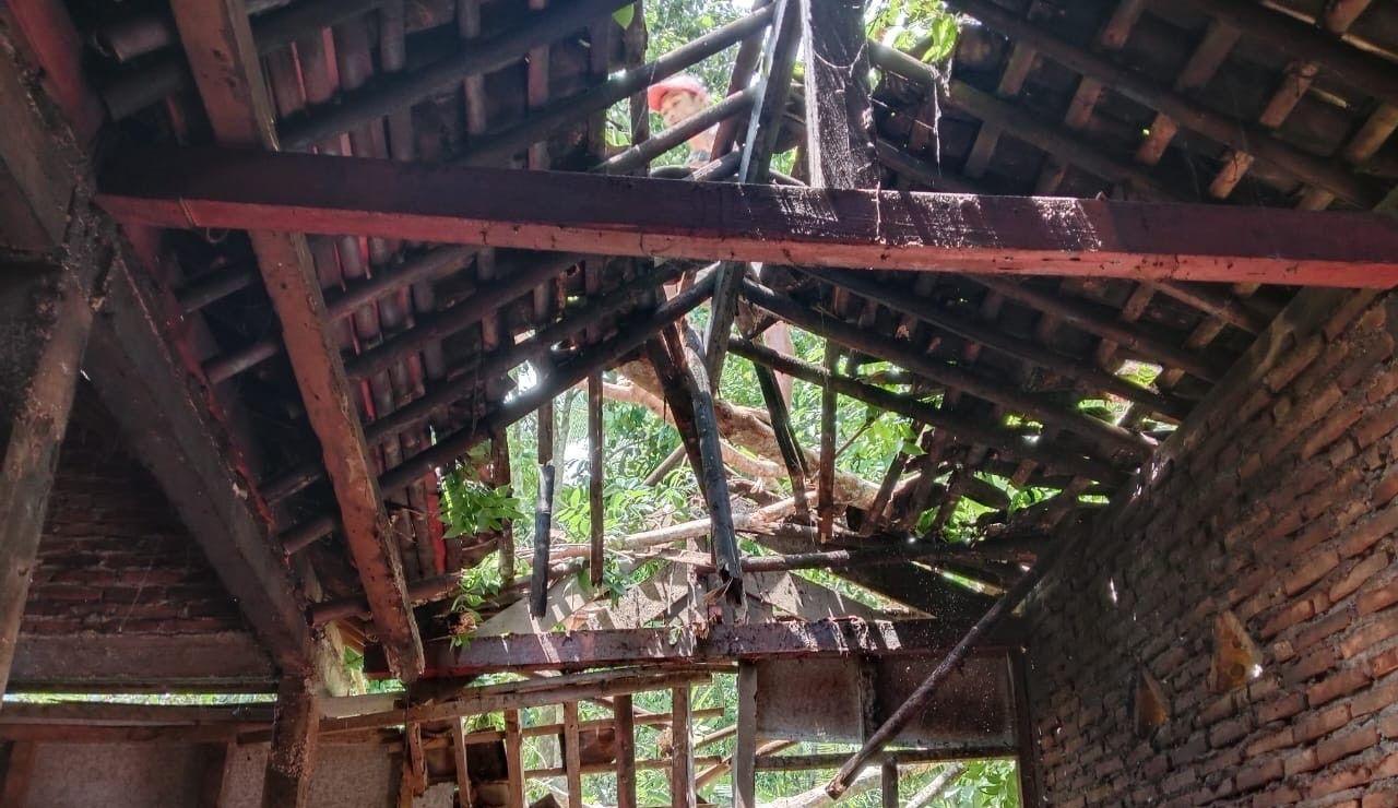 rumah-rusak-diterjang-angin-wonosobo.jpg