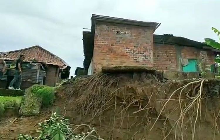 Warga di Kampung Ini Sering Tidak Tidur, Takut Rumah Roboh Tergerus Abrasi
