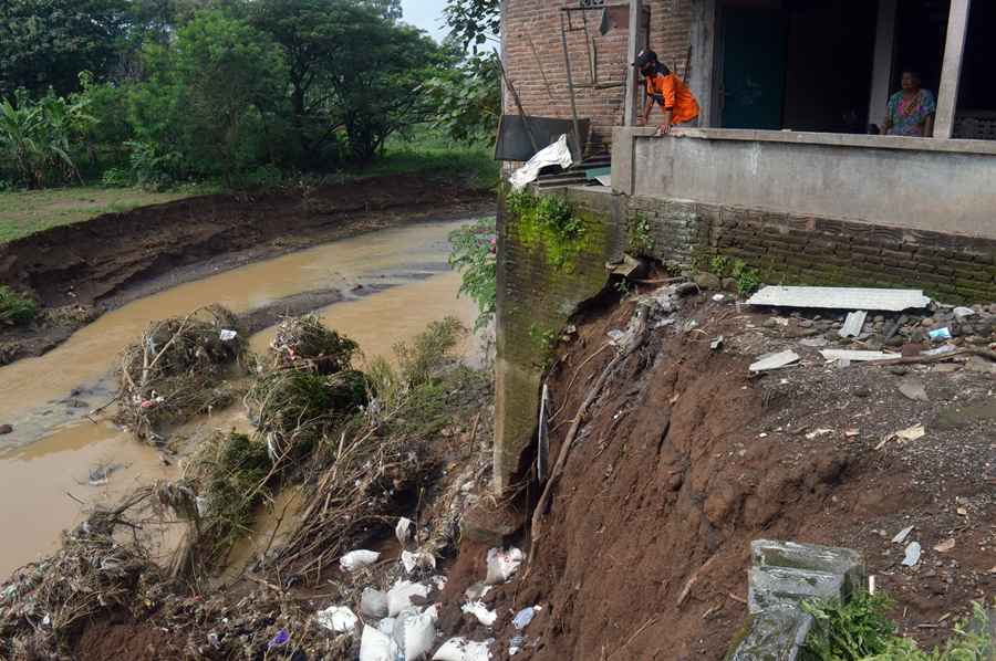 rumah-warga-tergerus-aliran-sungai-grompol.jpg