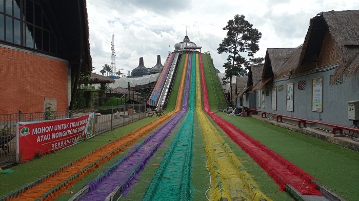 salah-satu-wahana-prosotan-pelangi-di-dusun-semilir-kabupaten-semarang.jpg