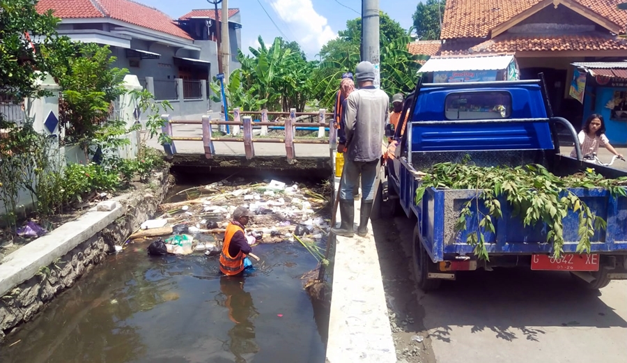 sampah-sungai-kota-tegal.jpg
