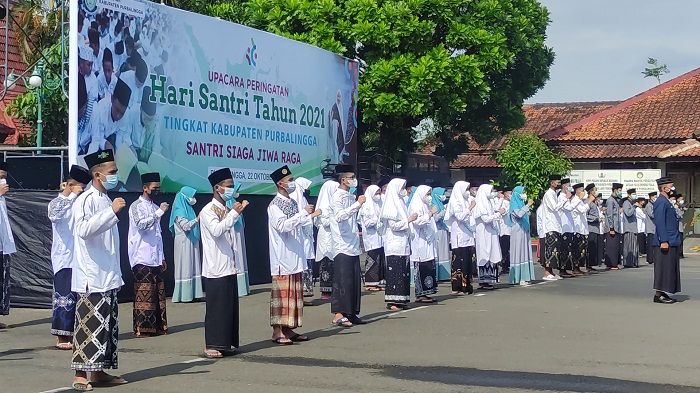 santri-mengikuti-upacara-peringatan-hari-santri-nasional-di-purbalingga-jumat-22102021.jpg