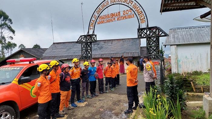 sar-cilacap-evakuasi-pendaki-gunung-slamet-purbalingga-yang-kecelakaan-di-pos-9-bambangan.jpg