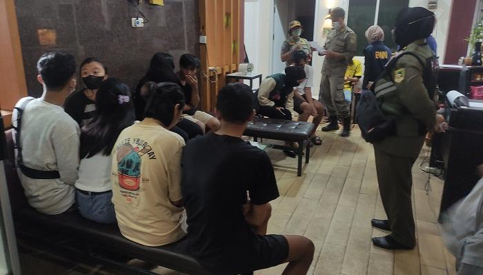 satpol-pp-dan-bnnk-banyumas-merazia-tempat-penginapan-dan-mendapati-sembilan-pasangan-mesum.jpg
