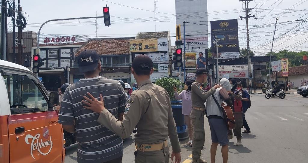 satpol-pp-kukut-pengamen-di-kota-tegal.jpg