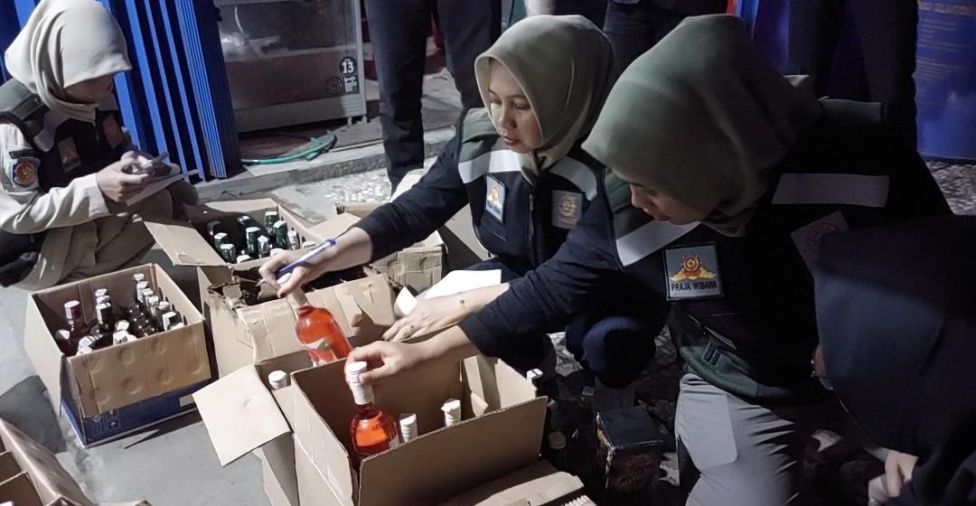 Satpol PP Kebumen Sita Ratusan Botol Miras di sebuah Kafe, Pengelola Jualan Lewat Medsos