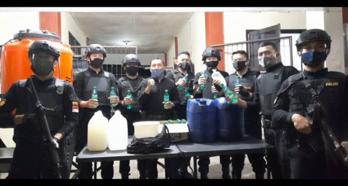 Gerebek Tiga Warung Miras, Sat Sabhara Polresta Banyumas Amankan 130 Liter Tuak dan Ciu