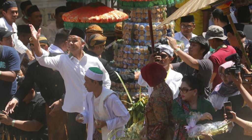 Ganjar Ikut Sebar Apem Yaa Qowiyyu di Klaten, Ribuan Orang Padati Kompleks Makam Kiai Ageng Gribig