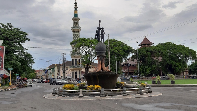 sebuah-tugu-yang-berada-di-perempatan-alun-alun-cilacap.jpg