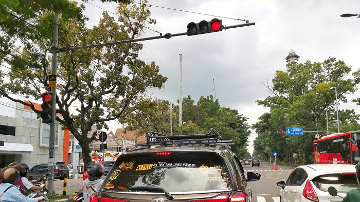sejumlah-kendaraan-berhenti-mengikuti-traffic-light-yang-dilengkapi-cctv-di-simpang-sriwedari-solo.jpg