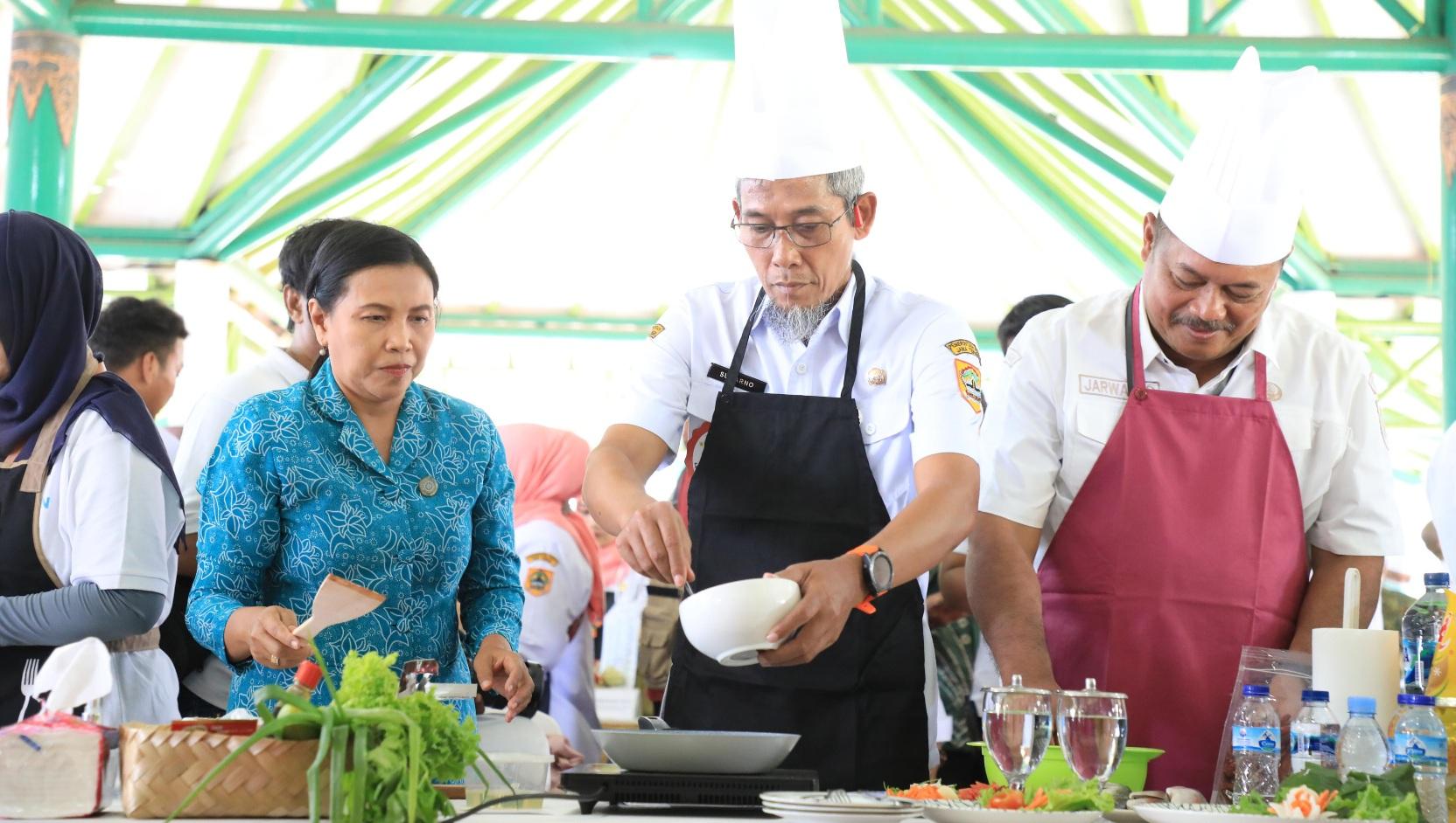 Kala Sekda Jateng Mendadak Jadi Koki di Temanggung Masak Cabai Kering, Apa Menunya?