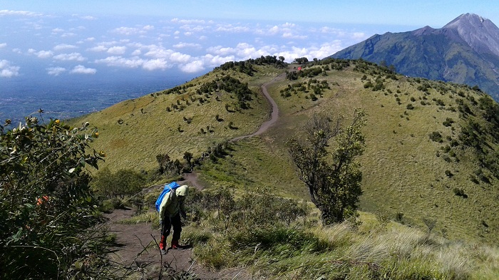 seorang-pendaki-dalam-perjalanan-menuju-puncak-gunung-merbabu.jpg