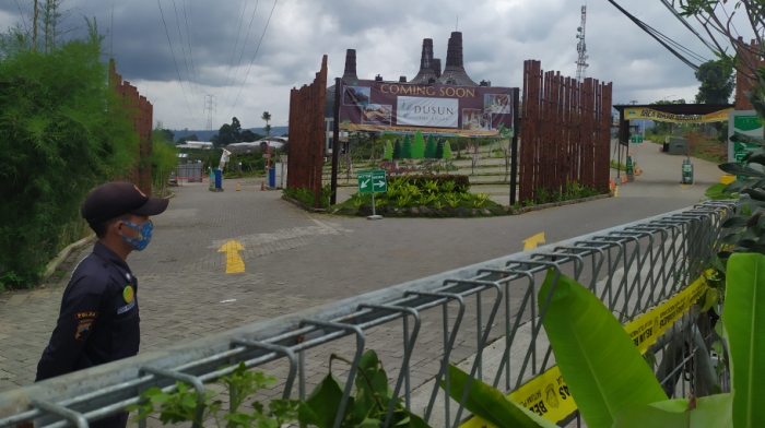 seorang-petugas-keamanan-berjaga-di-lokasi-wisata-dusun-semilir-senin-30112020.jpg