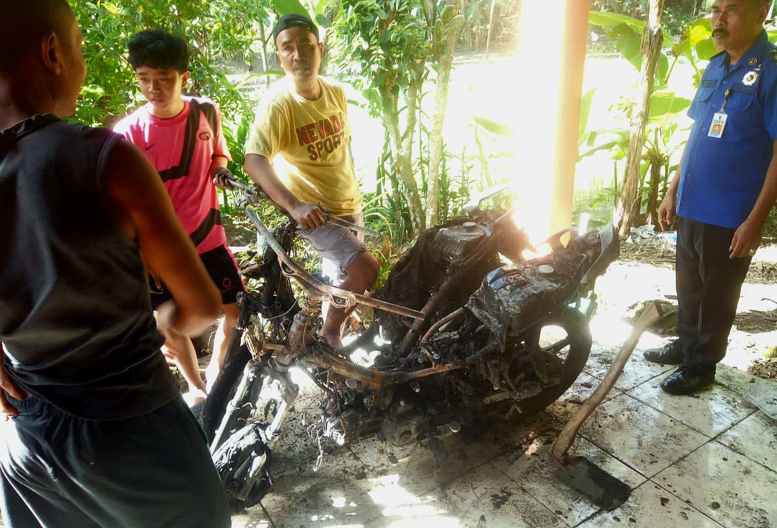 sepeda-motor-rusak-hangus-terbakar-di-cimanggu-cilacap.jpg