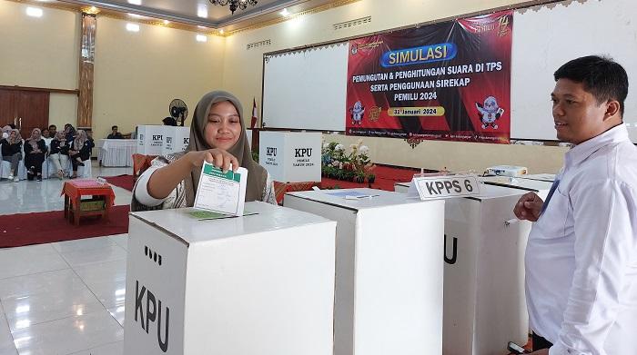 simulasi-pemungutan-suara-Pemilu-2024-di-Aula-Hotel-Permata-Sari-Tasikmadu-Karanganyar.jpg