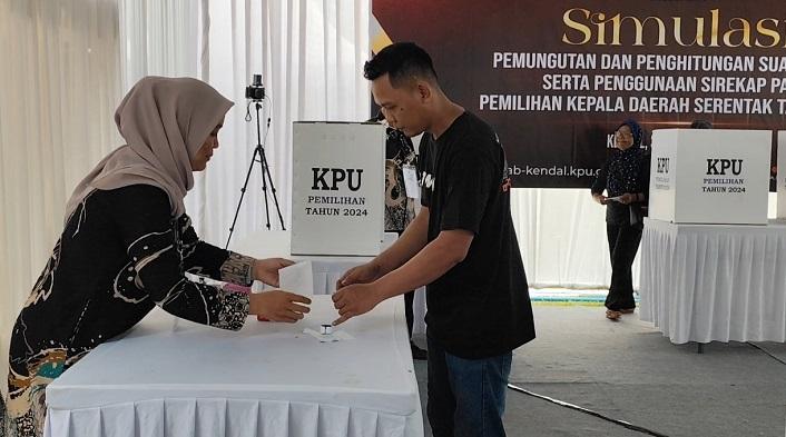 simulasi-pengumutan-suara-pilkada-kendal-di-lapangan-karangayu-minggu-3112024.jpg