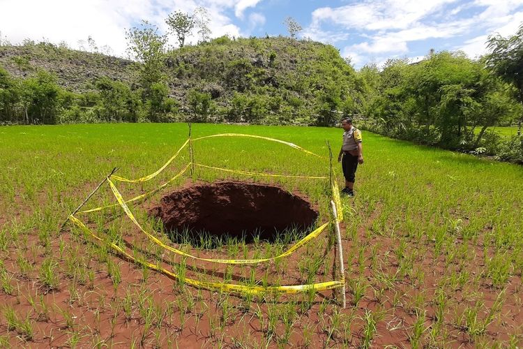 sinkhole-di-dusun-karangawen-desa-karangawen-kecamatan-girisubo-gunungkidul-1.jpg