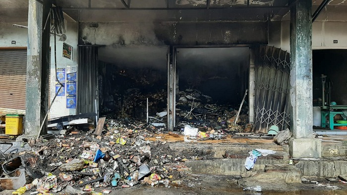 sisa-sisa-barang-berserakan-di-kios-pasar-induk-banjarnegara-setelah-kebakaran-jumat-1232021.jpg