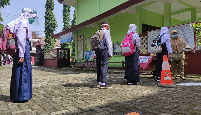 siswa-antre-masuk-ke-ruang-kelas-saat-uji-coba-ptm-di-smp-negeri-9-purwokerto-april-2021.jpg