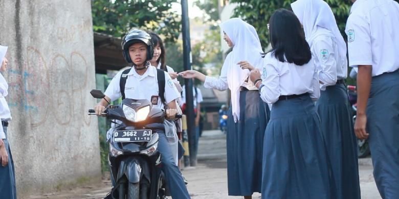 siswa-mengendarai-motor.jpg