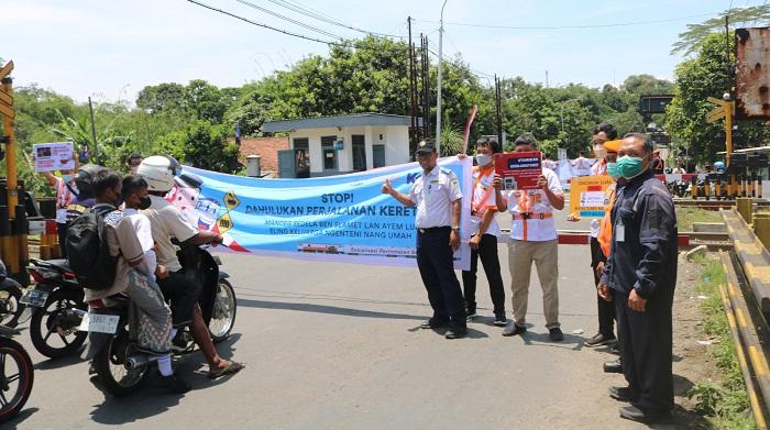 sosialisasi-keselamatan-berlalu-lintas-di-perlintasan-kereta-api-selasa-2132023.jpg