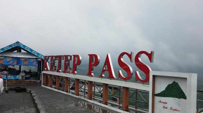 suasana-berkabut-menyelimuti-kawasan-ketep-pass-di-magelang.jpg