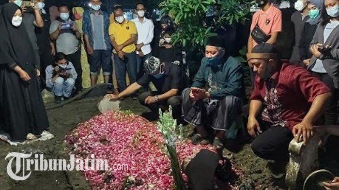 Diantar Keluarga, Jenazah Mantan Personel Trio Macan Chacha Sherly Dimakamkan di Sidoarjo