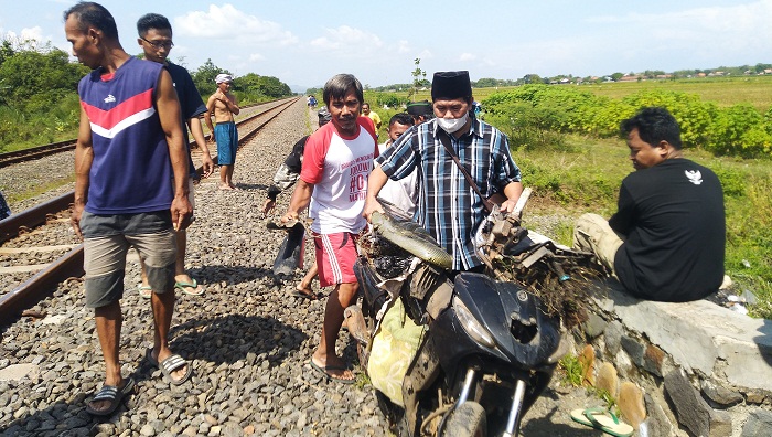 Tak Gubris Teriakan Warga, 2 Pengendara Motor di Kendal Tewas Tertabrak KA Kaligung