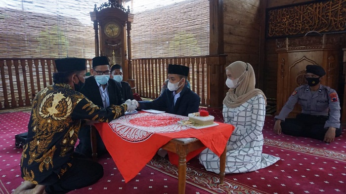 tahanan-narkoba-menjalani-pernikahan-dan-mengucap-ijab-kabul-di-masjid-polres-purbalingga.jpg