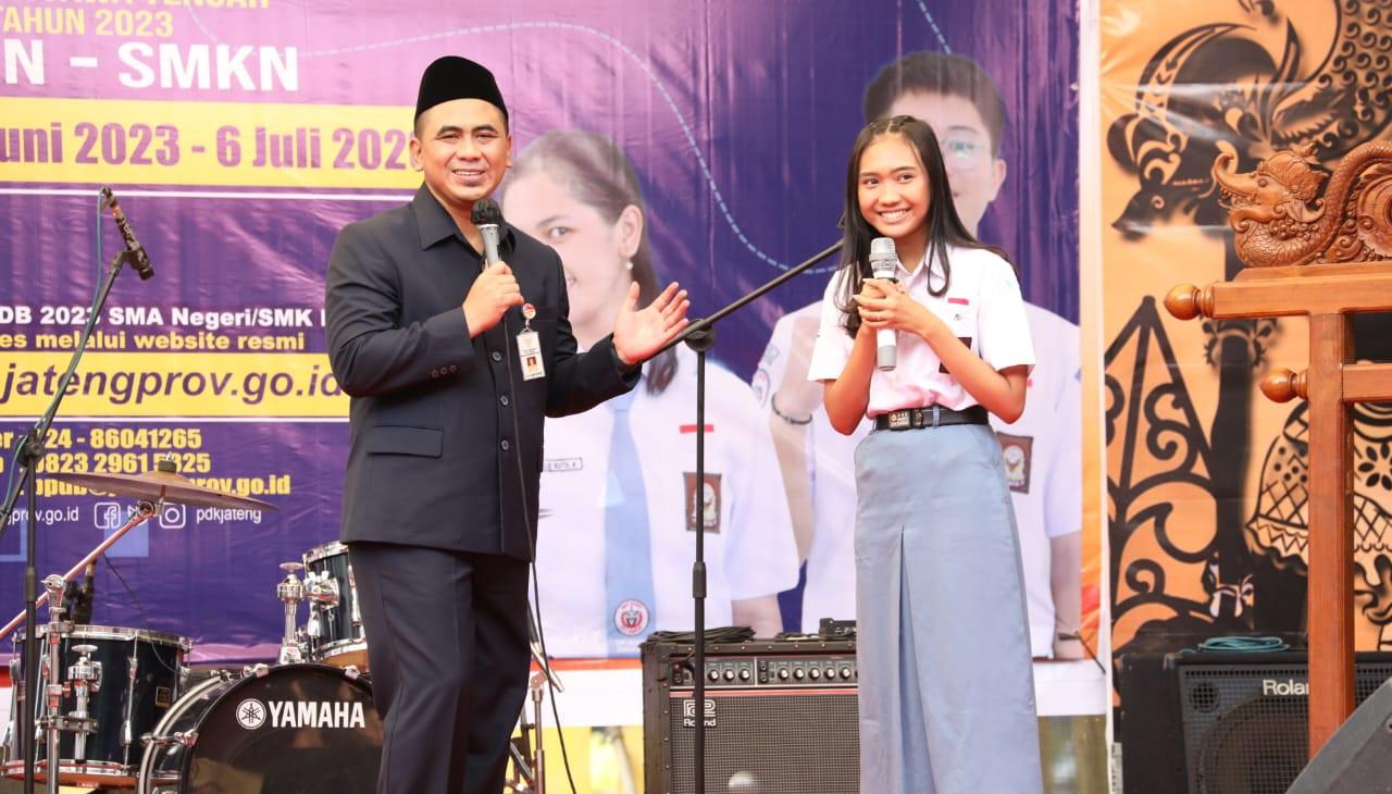 taj-yasin-berbincang-dengan-siswa-launching-ppdb.jpg