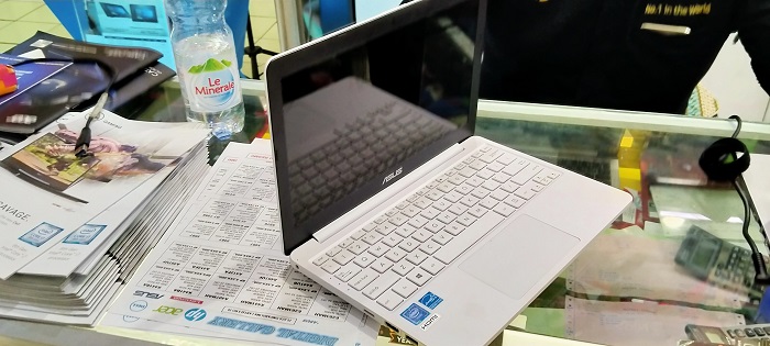 tampak-fisik-laptop-asus-tipe-x441ba-a4.jpg