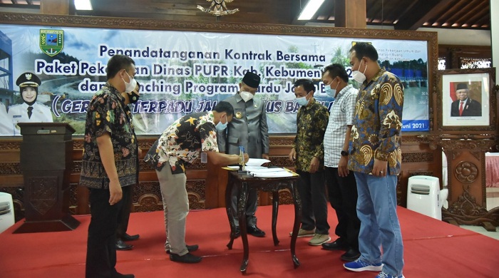 tandatangan-pengerjaan-17-proyek-milik-dpur-kebumen-dengan-pelaksana-proyek.jpg