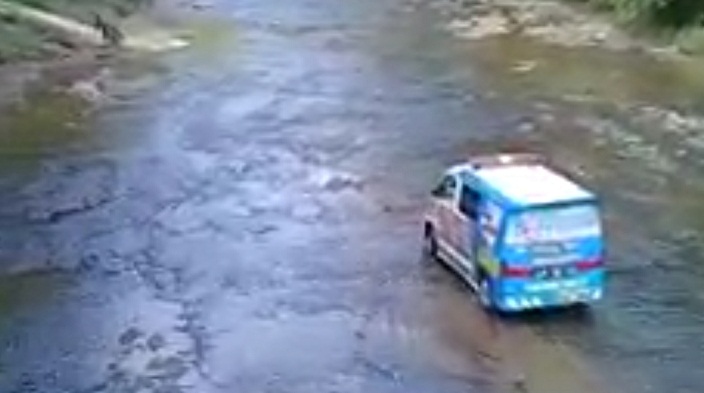 Viral, Angkot Bermuatan Pelajar Lewati Sungai Serang Kebumen. Relawan: Tak Ada Jembatan untuk Mobil
