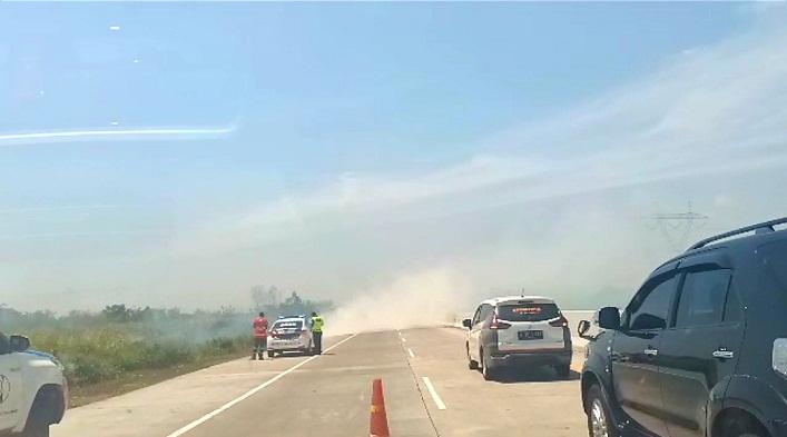 teror-kabut-asap-pembakaran-lahan-dan-jerami-di-tepi-tol-pejagan-pemalang.jpg