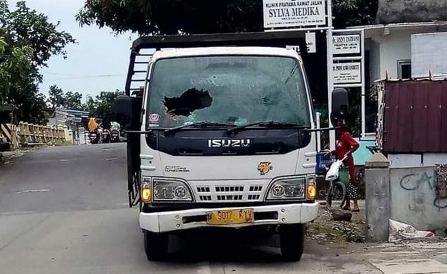 teror-pecah-kaca-truk-di-kabupaten-kendal.jpg