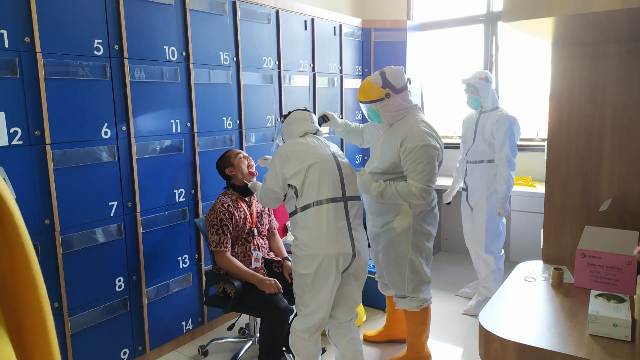 tes-swab-petugas-di-mpp-purwokerto.jpg