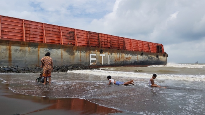 tiga-anak-bermain-di-pantai-pulau-kodok-kota-tegal-dekat-tongkat-pengangkut-batu-bara-terdampar.jpg