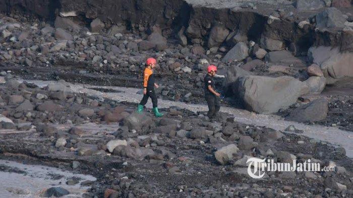 tim-bnpb-menyisir-daerah-aliran-lahar-gunung-semeru.jpg