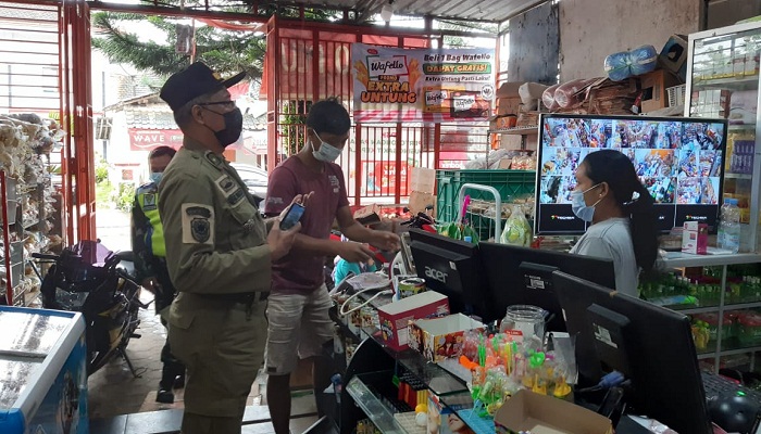 tim-gabungan-meminta-toko-tutup-saat-gerakan-jateng-di-rumah-saja-sabtu-622021.jpg