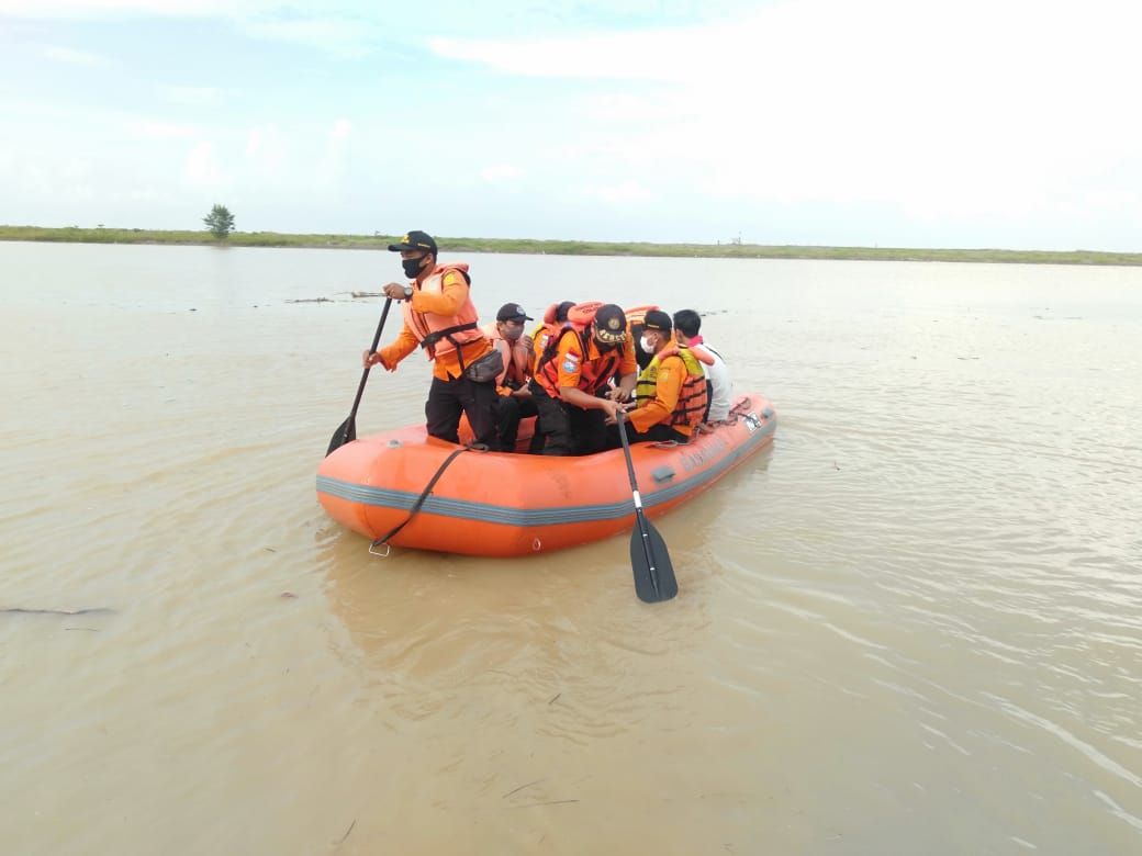 tim-gabungan-sar-melakukan-pencarian-dua-orang-tenggelam.jpg