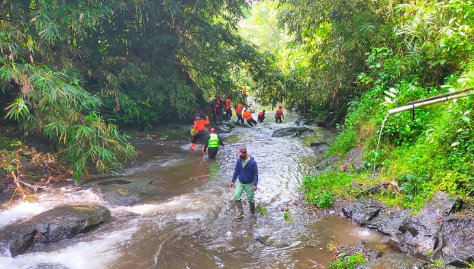 tim-sar-gabungan-mencari-warga-limpakuwus-banyumas-yang-diduga-hanyut-di-sungai-lingga.jpg