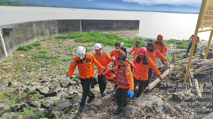tim-sar-gabungan-mengevakuasi-jenazah-fahri-di-waduk-panglima-besar-jenderal-soedirman-mrica.jpg